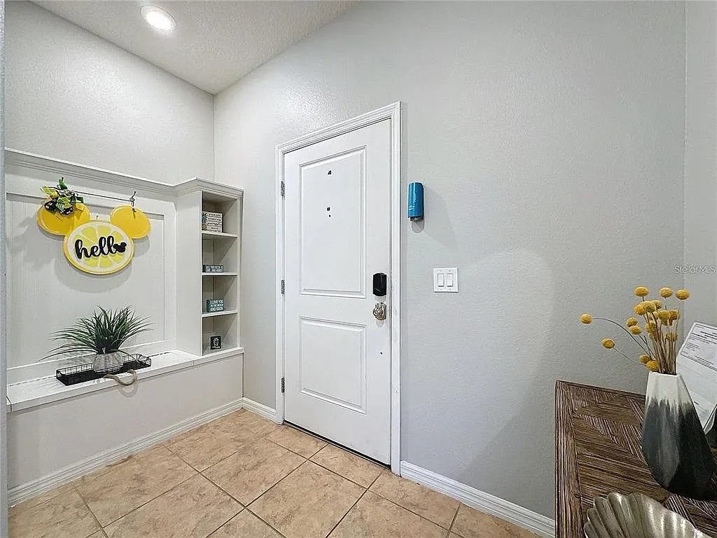 5 bed, 4.5 bath, 2076 sqft, $2,500 — Photo 4