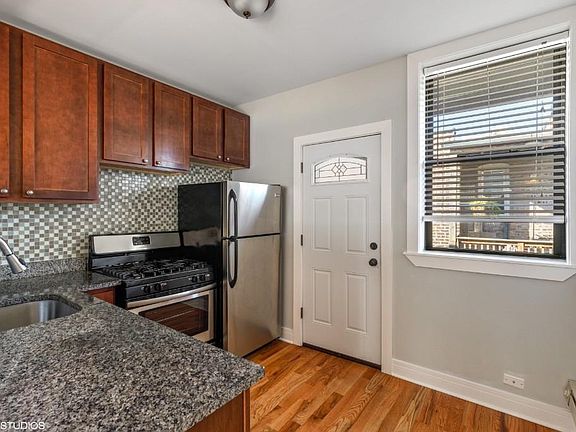 3rd image of 4411 N Wolcott Ave #D1
