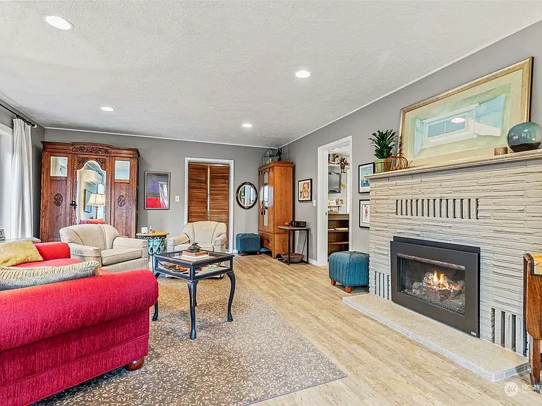406 Burcham St — Photo 3