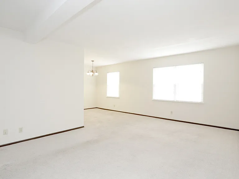 Hillcrest Apartments — Photo 22