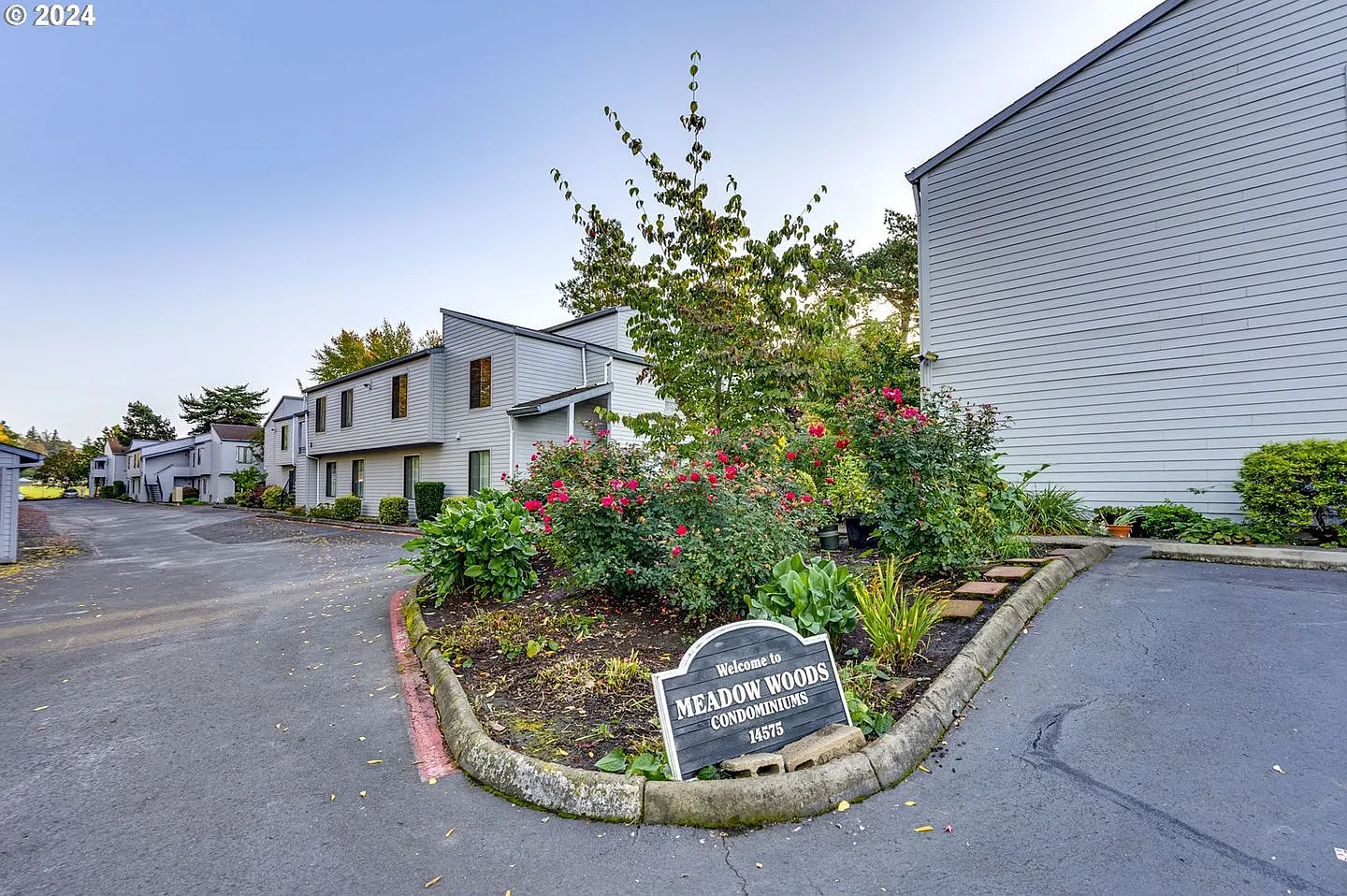 Beautifully Remodeled Beaverton 2-Bedroom Condo Across from Nike with Designer Kitchen, A/C & Cov... — Photo 2