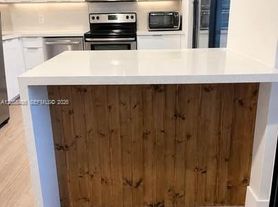 671 NE 195th St, Miami, FL