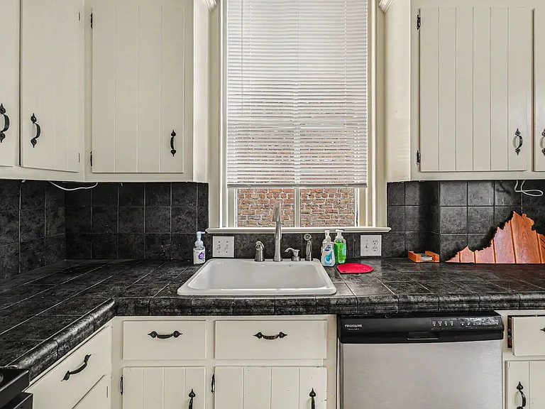 2713 W Grace St — Photo 9