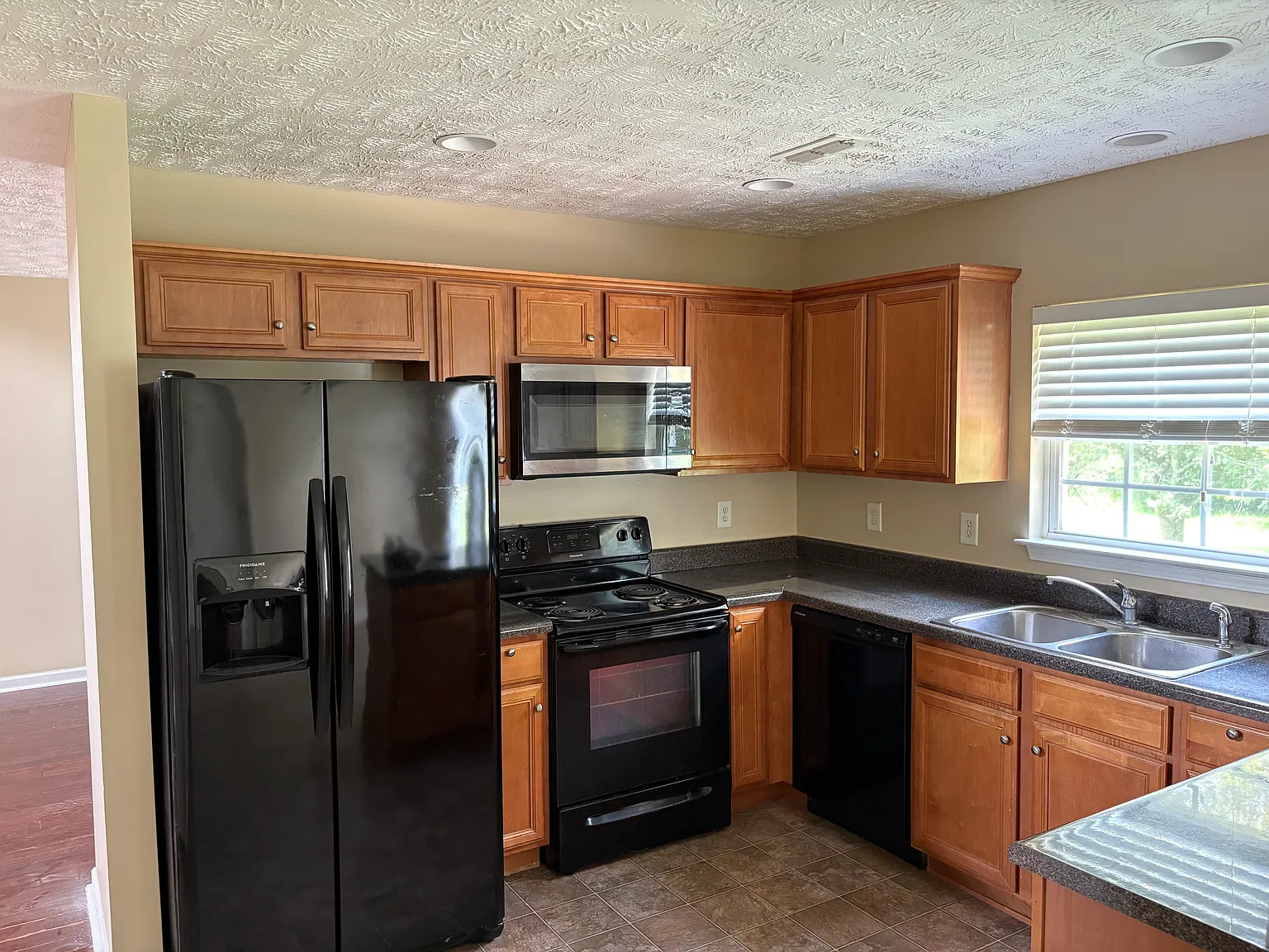 3 bed, 2.5 bath, 1806 sqft, $1,849 — Photo 4