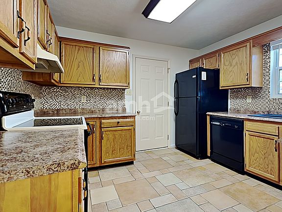 3rd image of 523 Bushwood Dr