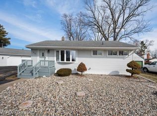 36 Osage Cir, Waterford, MI 48328