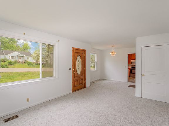 3rd image of 2915 Emery Dr