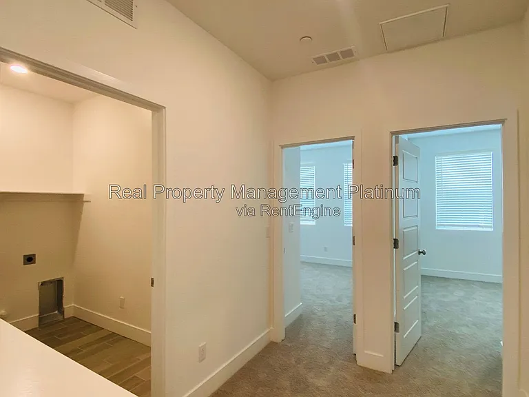 2752 E Tamarind Dr — Photo 25