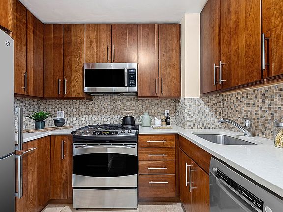 2nd image of 400 E 77th St APT 8G