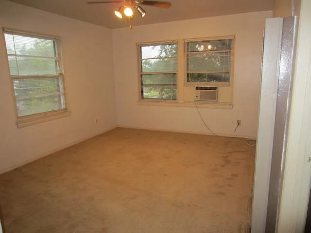 425 E. Grand & 933 S. Roanoke - Affordable, Convenient Off-Campus Housing!! — Photo 8