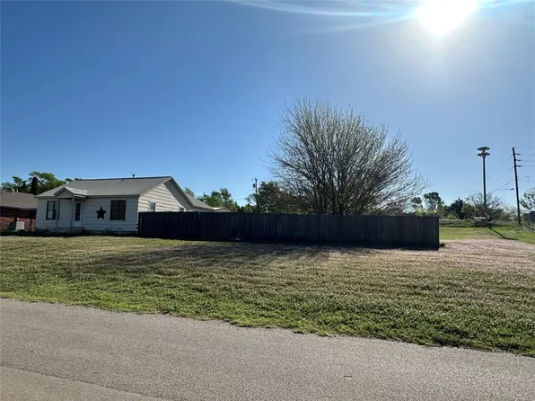 504 N 1st St, Sayre, OK 73662