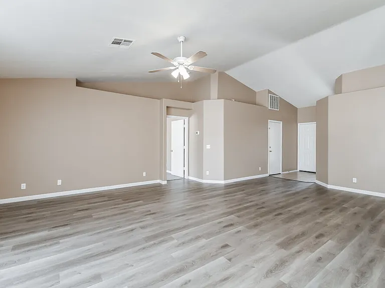 527 N Bailey Cir — Photo 4