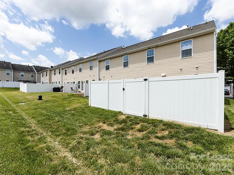 2436 Silverthorn Dr — Photo 35