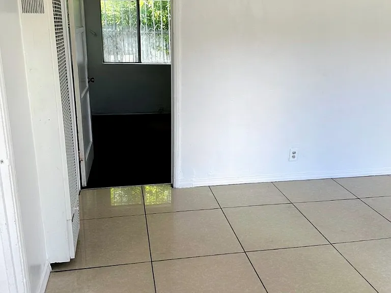 2567 Tweedy Blvd #B — Photo 3
