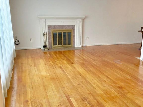 4th image of 21911 Edmunton St