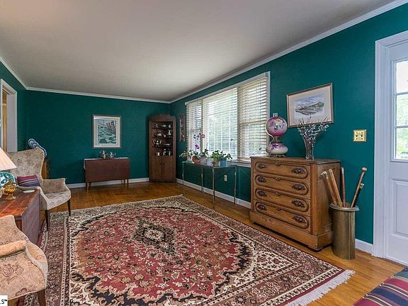 3rd image of 104 Oakwood Ave
