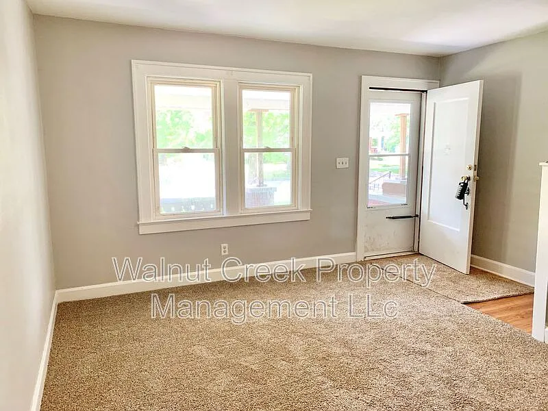 2 bed, 1.0 bath, 900 sqft, $1,050 — Photo 4