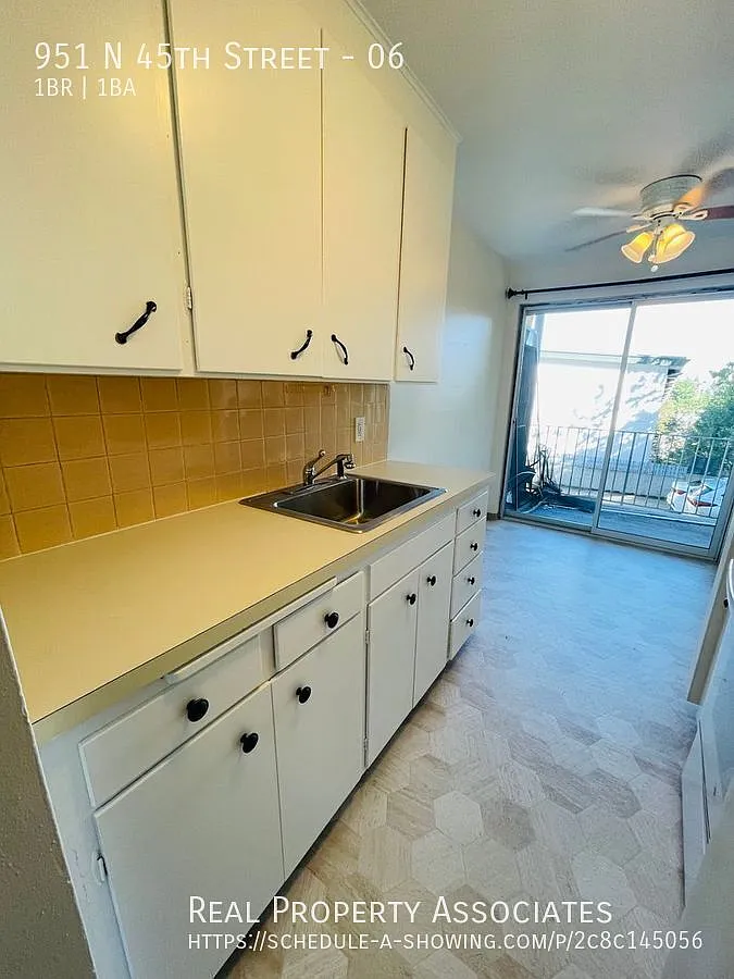 Pet Friendly, Corner unit! — Photo 3