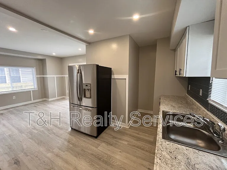608 N Gray St — Photo 9
