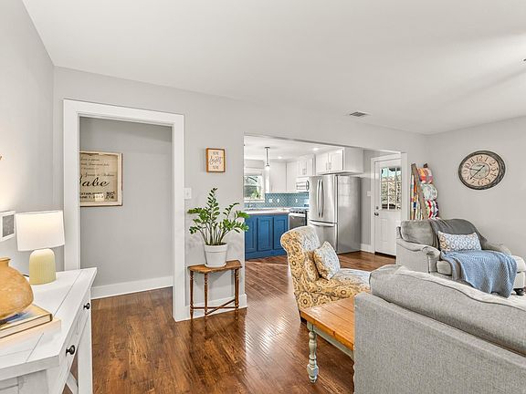 2nd image of 1018 Mellon St