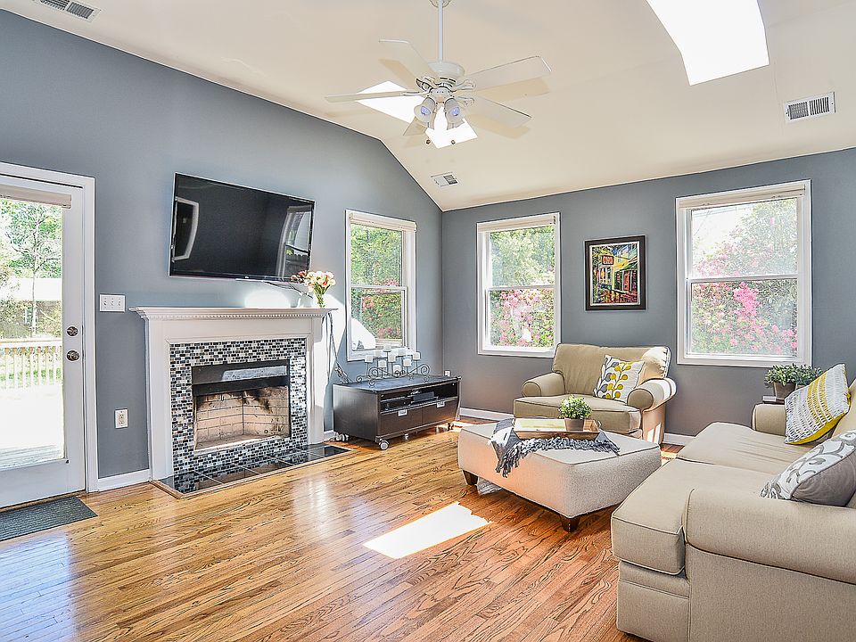 Spacious Bright Family Room