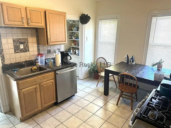 4 bed, 1.0 bath, $5,200 — Photo 2
