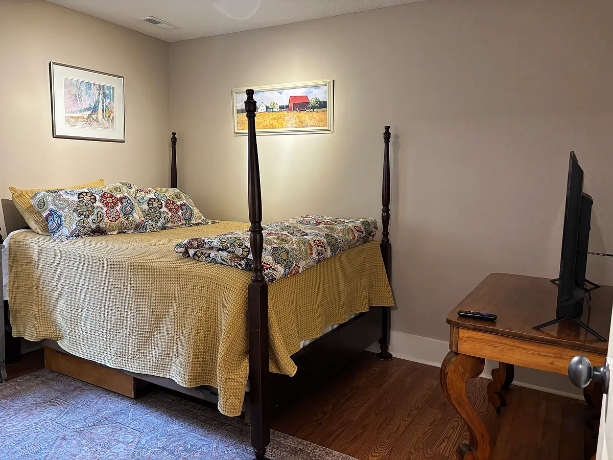 Queen size bedroom 2 - 2032 Rhode Island St #B