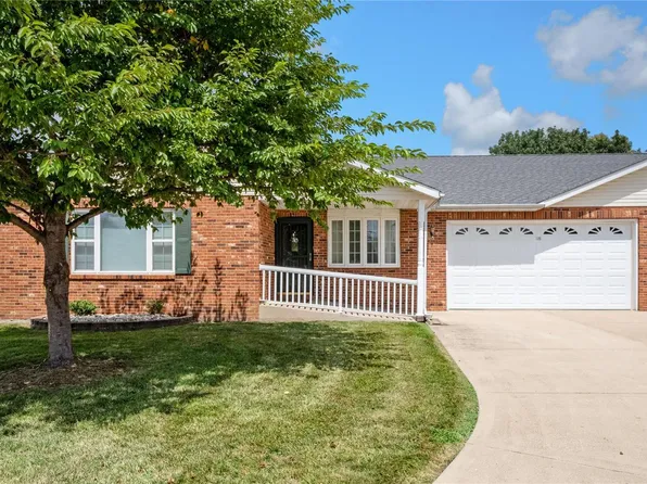 35 Parkside Dr, Bethalto, IL 62010