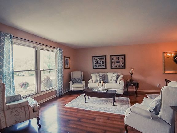 3rd image of 139 Carlisle Dr