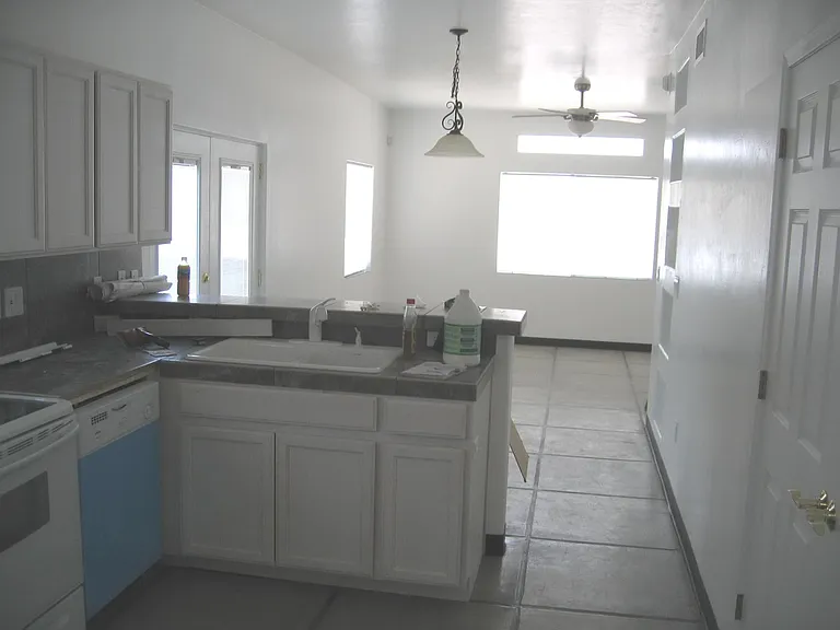 914 E Hedrick Dr — Photo 5