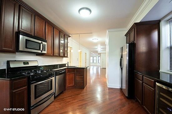 4th image of 6150 N Rockwell St APT 2