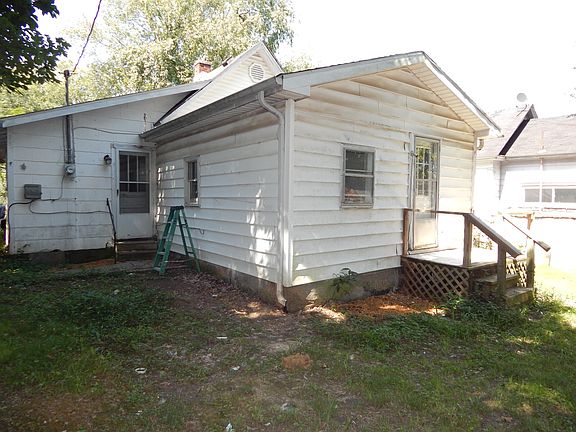 3rd image of 903 Elm St
