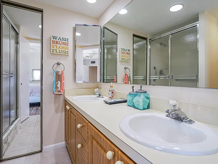 340 S Waverly Pl — Photo 18