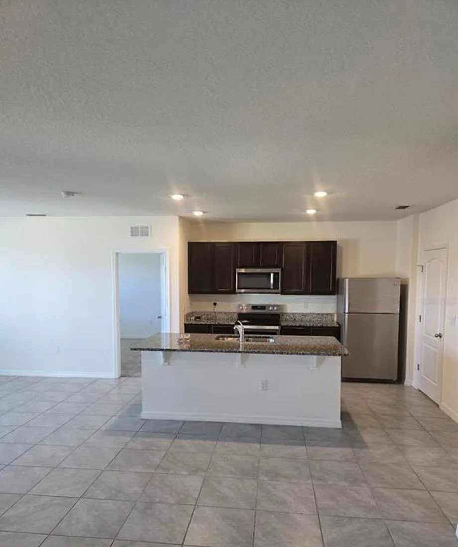 3 bed, 1725 sqft, $2,300 — Photo 3
