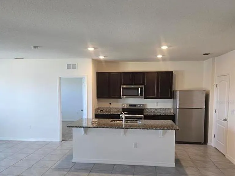 534 Noble Ave — Photo 3