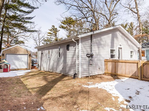 4th image of 16761 Pine Tree Dr NE