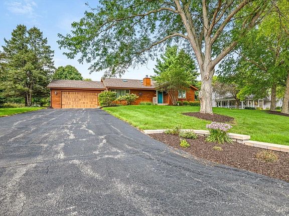 4th image of 584 Sunnyfield Rd