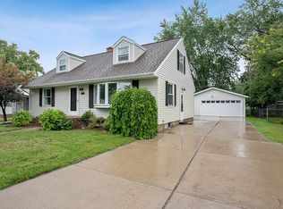 1086 Shadow Ln, Green Bay, WI 54304