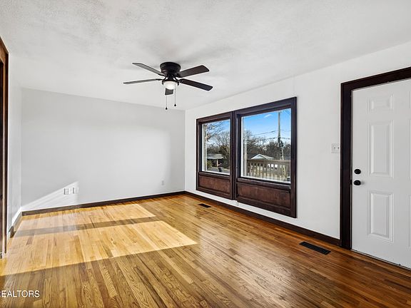 4th image of 3021 Sanland Ave