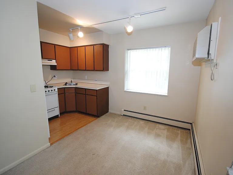 512 N Ashley St — Photo 11