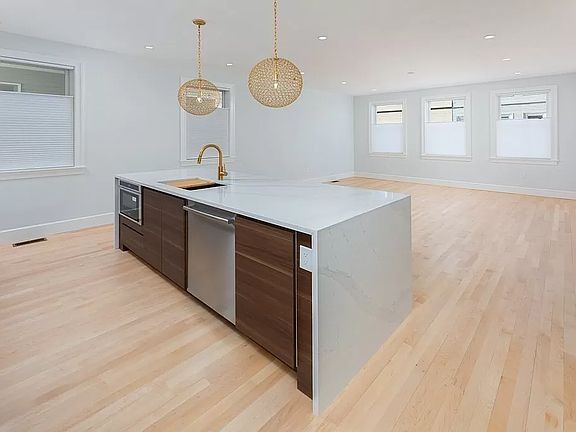 4th image of 539-543 E 3rd St #202