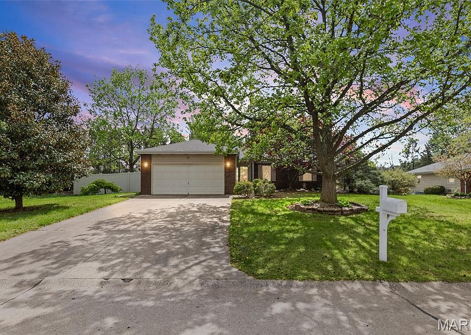1st image of 11 Cottonwood Glen Dr