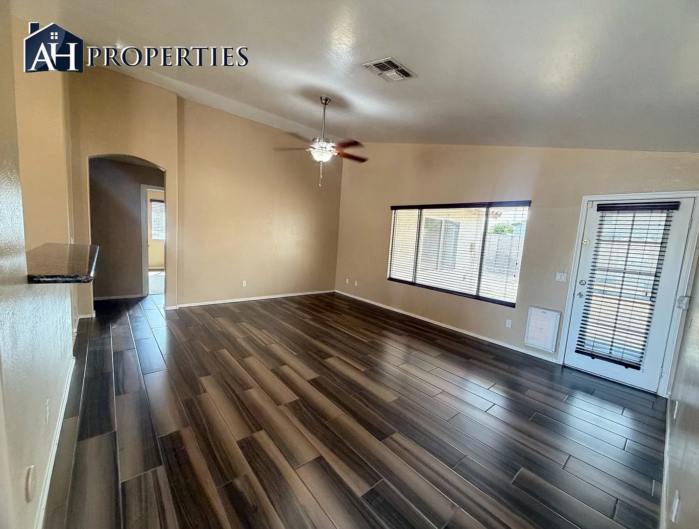 9543 W Sunnyslope Ln — Photo 2