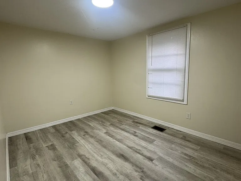 1011 Carter St — Photo 10