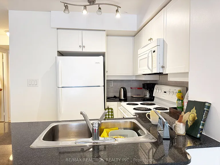 19 Barberry Pl #416 — Photo 5