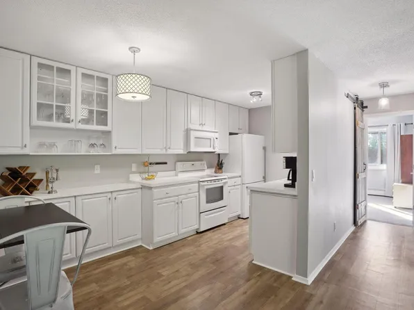 205 Barry Ave S APT 302, Wayzata, MN 55391