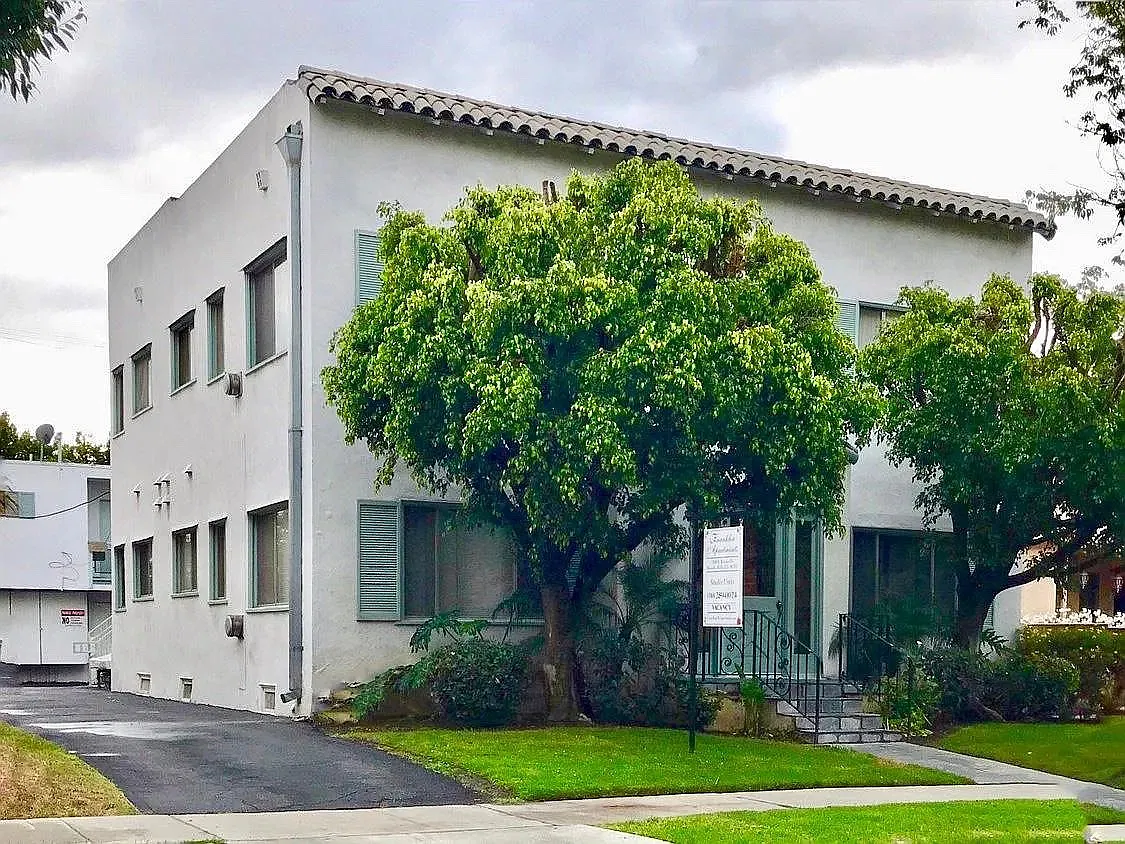 240 S Reeves Dr — Photo 2