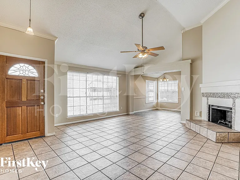 18614 Seaton Dr — Photo 3