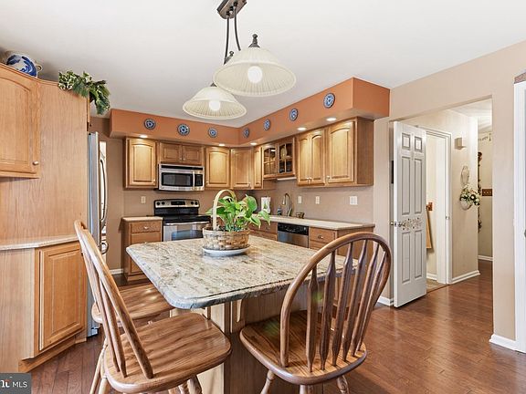 5th image of 207 W Neversink Rd