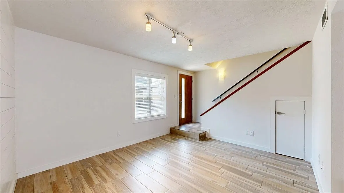 1 bed, 1.0 bath, 910 sqft, $1,300 — Photo 3